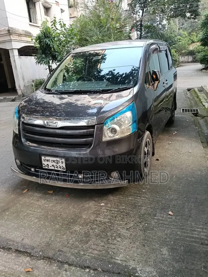 Toyota Noah 2.0 143hp All-Wheel Drive (7 Seater) 2010 Gray