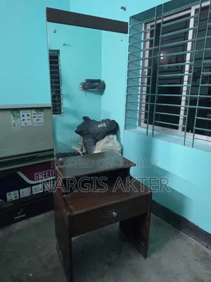 একটি ড্রেসিং টেবিল বিক্রি করা হবে