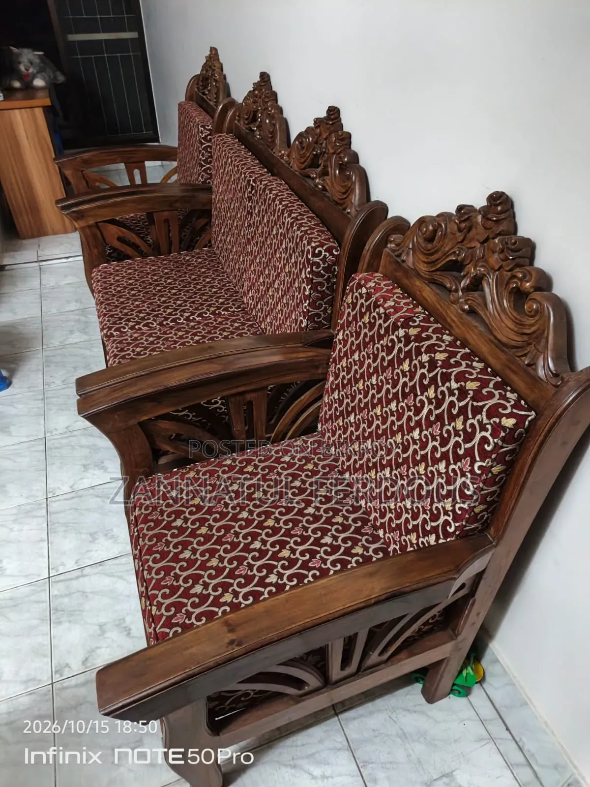আসবাবপত্র সম্পূর্ণ ভালো অবস্থায়