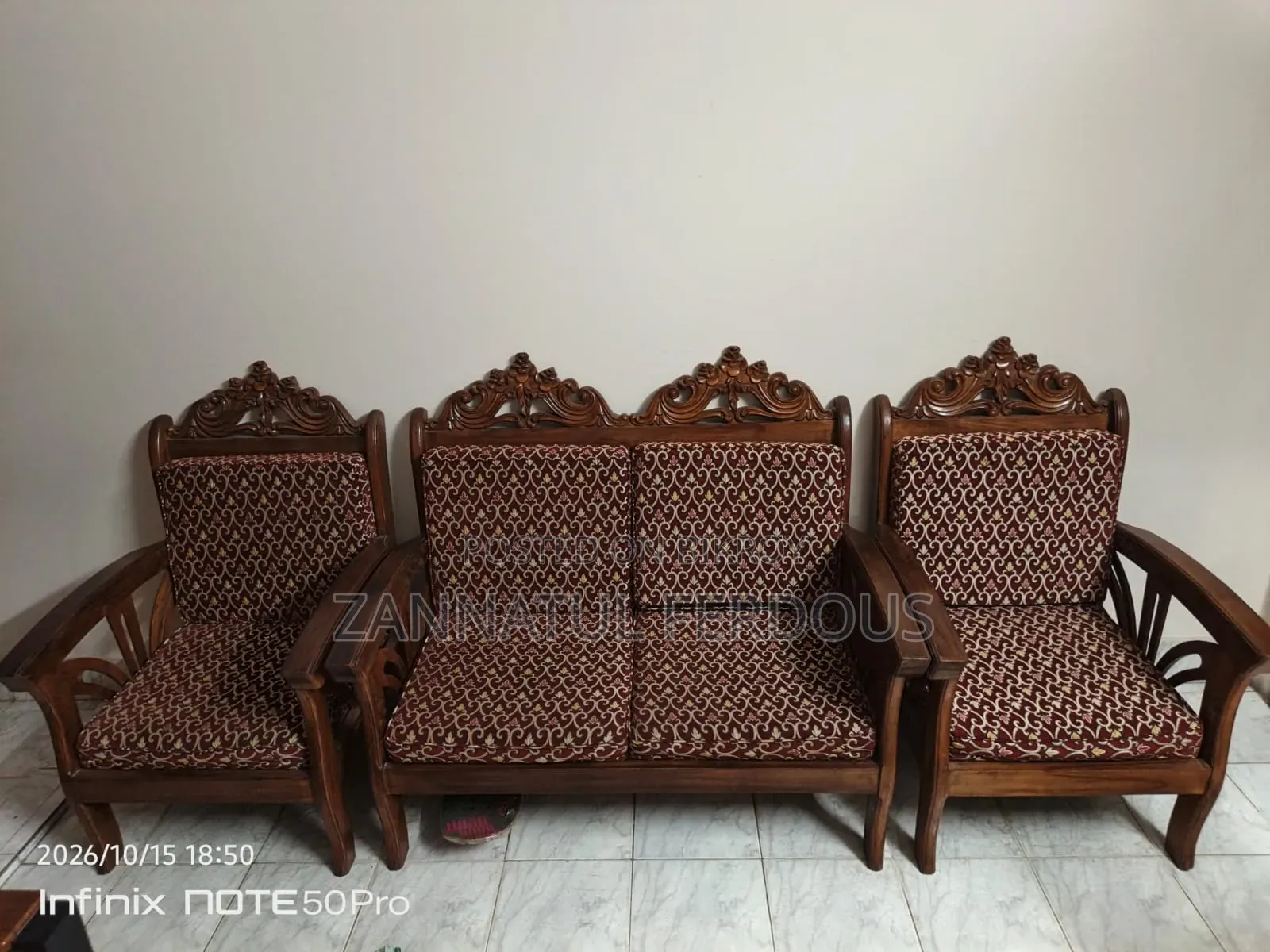 আসবাবপত্র সম্পূর্ণ ভালো অবস্থায়