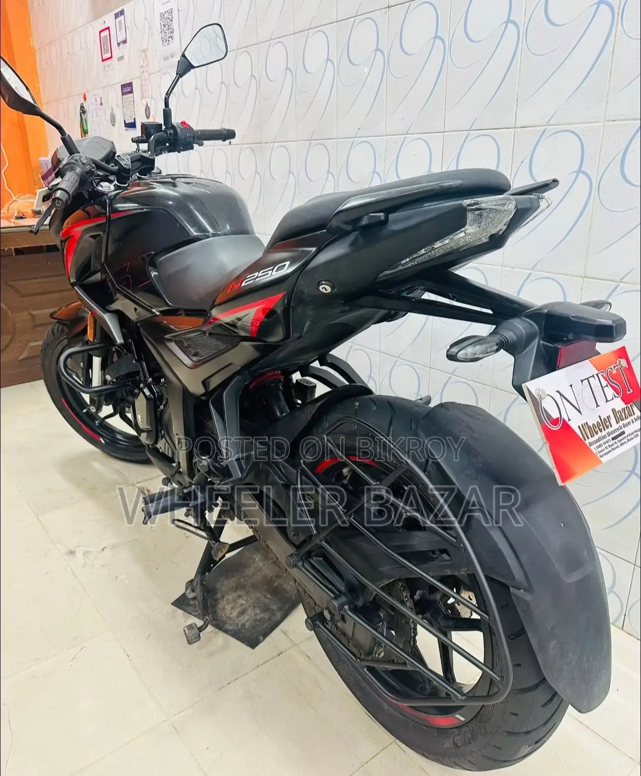 বাজাজ পালসার ২৫০ ২০২৬ কালো