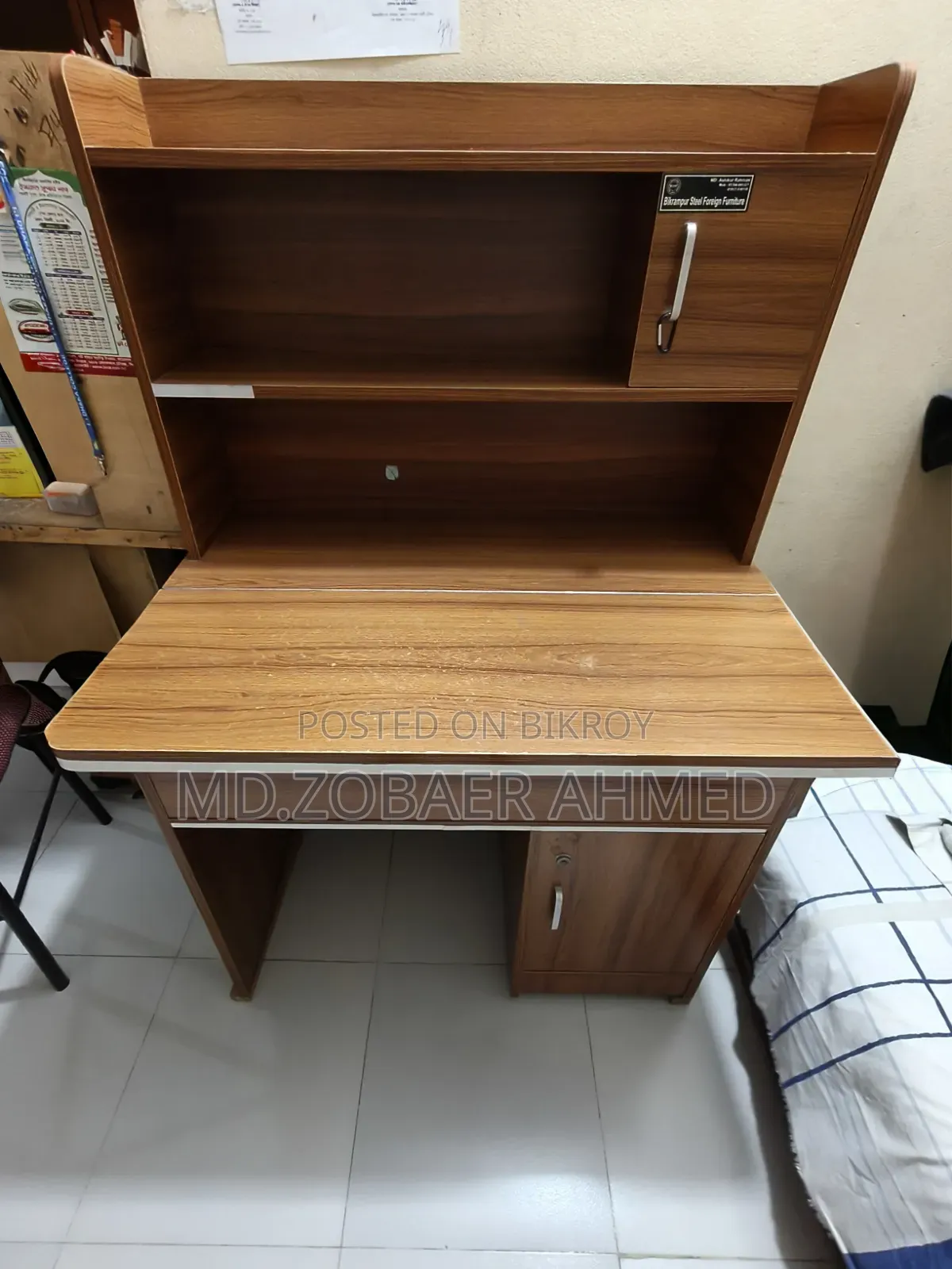 একটি পড়ার টেবিল বিক্রয় করা হবে