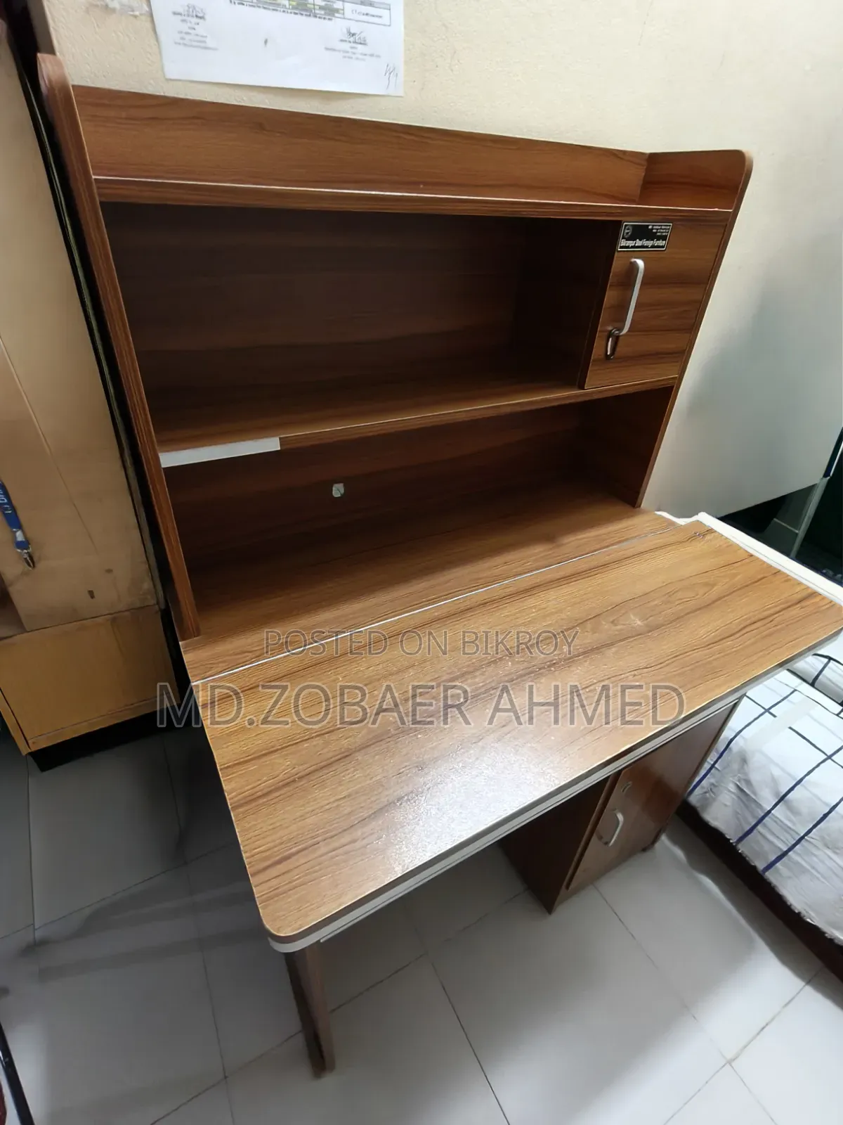একটি পড়ার টেবিল বিক্রয় করা হবে