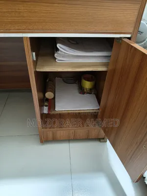 একটি পড়ার টেবিল বিক্রয় করা হবে