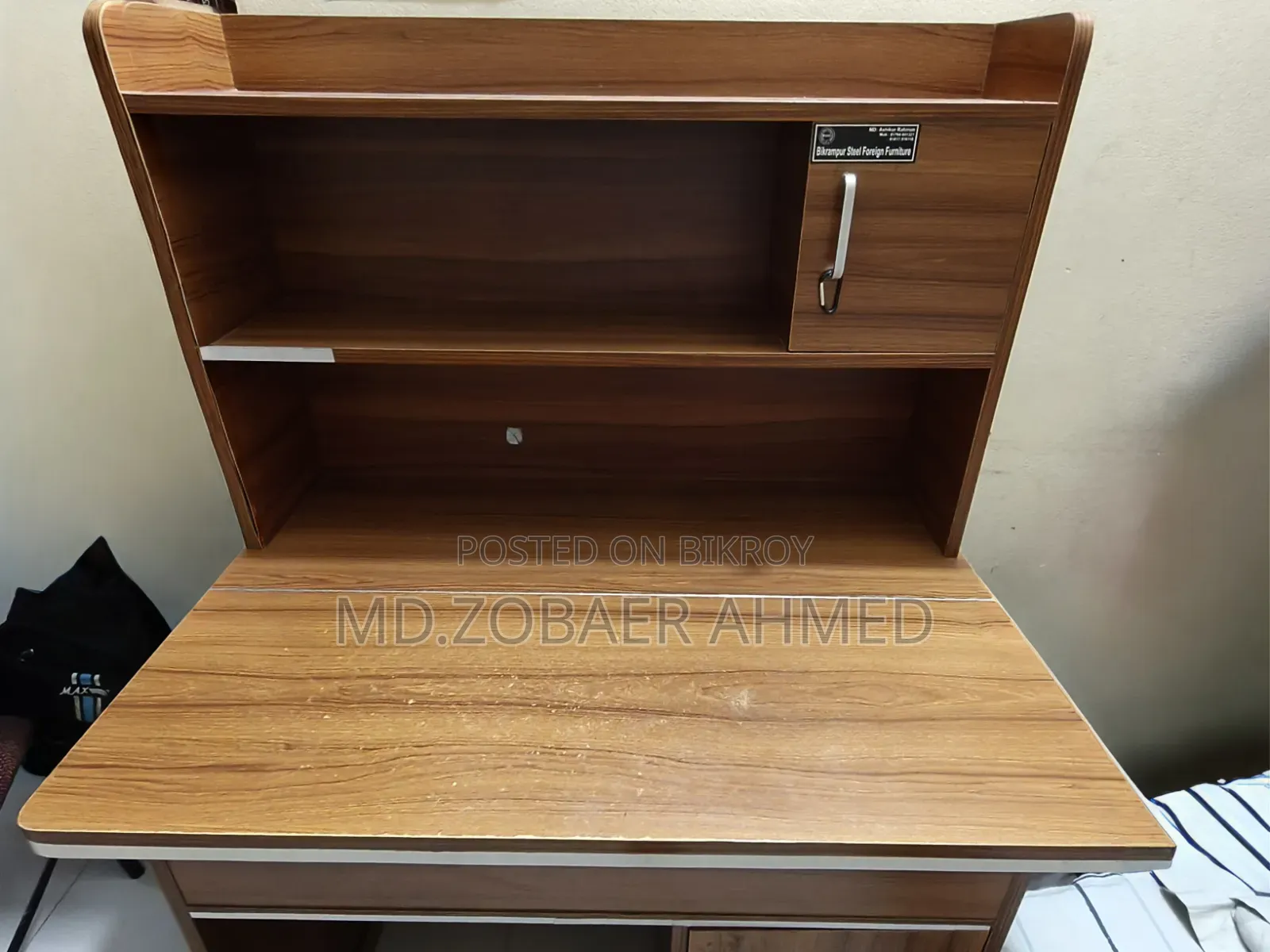 একটি পড়ার টেবিল বিক্রয় করা হবে