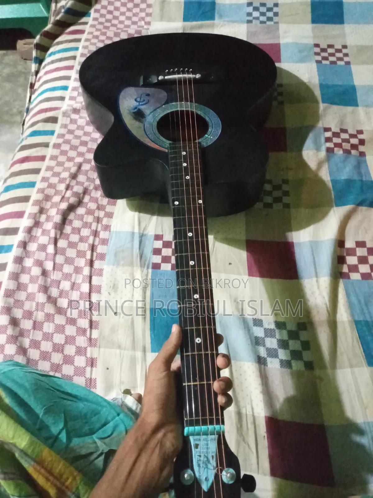 গিটার এক দম নিউ সুধু একটু খানি কালার উঠেছে আর কেনো সমেস্যা নাই
