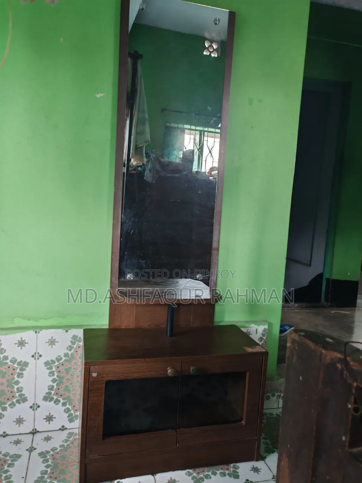 ব্যবহৃত ড্রেসিং টেবিল