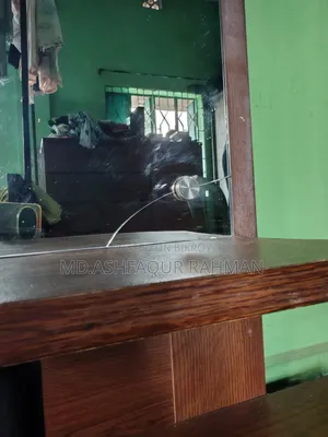 ব্যবহৃত ড্রেসিং টেবিল