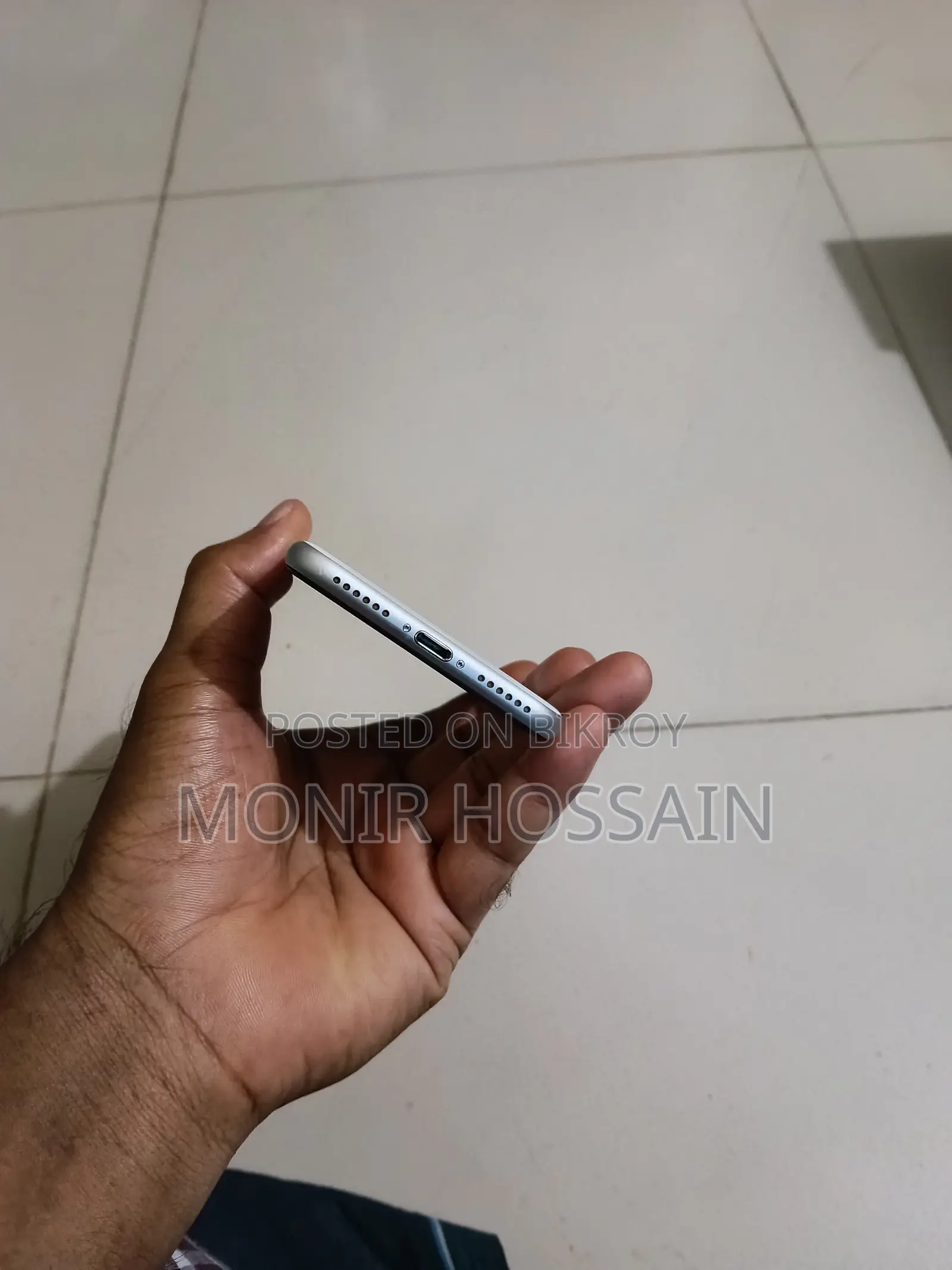 অ্যাপল আইফোন এসই (২০২২) ১২৮ জিবি হোয়াইট