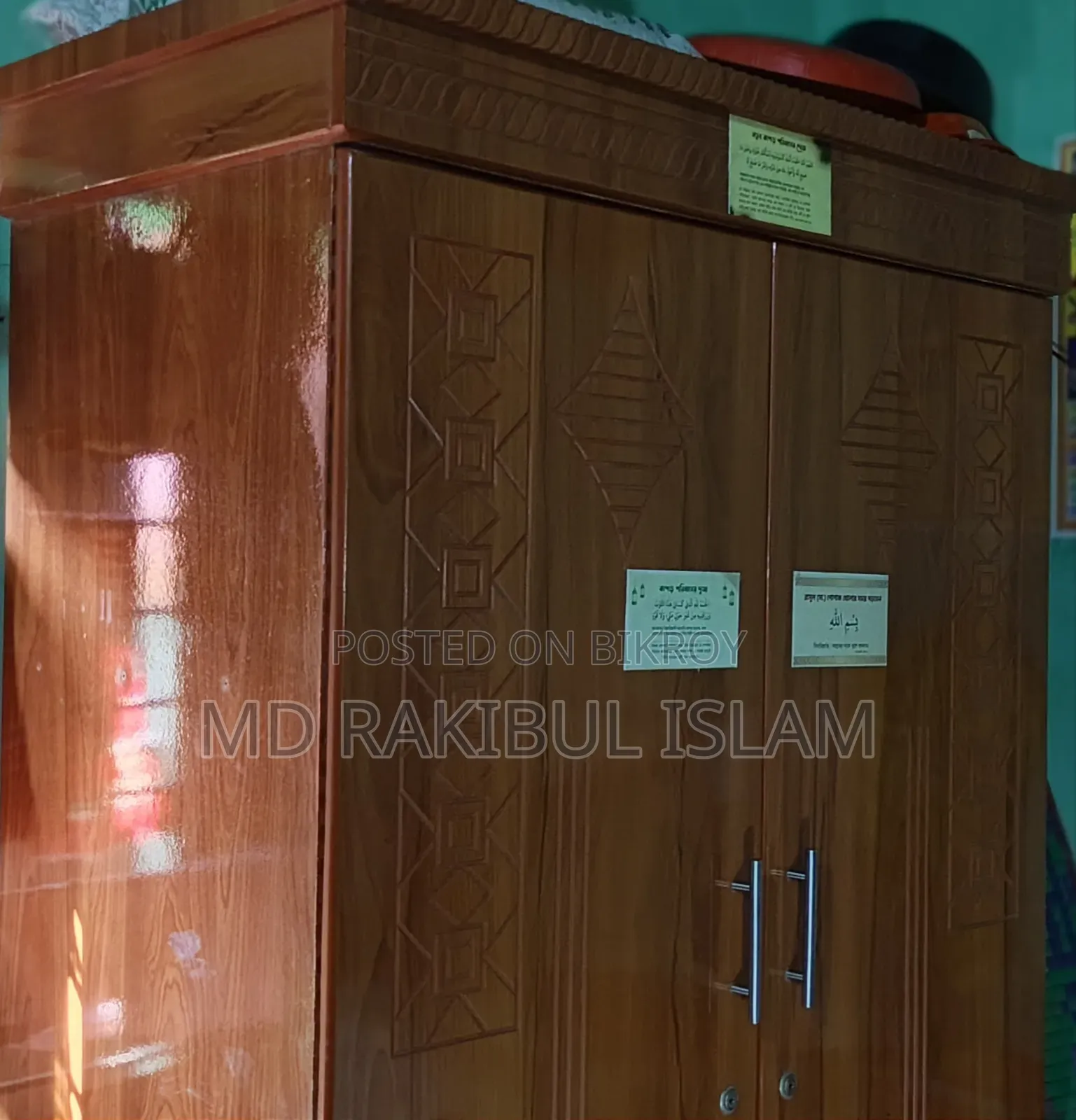 মালেসিয়ান কাঠের আলমারি