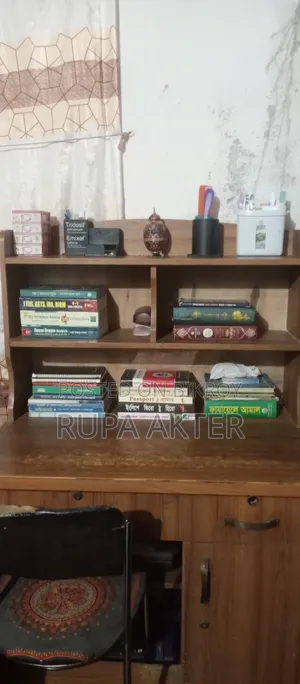 একটি পড়ার টেবিল বিক্রি করা হবে