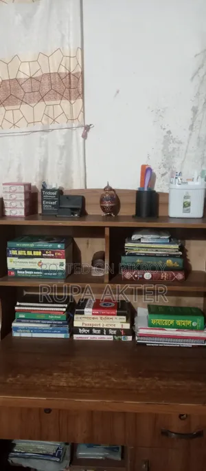 একটি পড়ার টেবিল বিক্রি করা হবে
