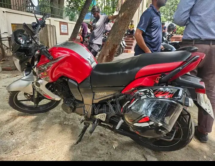 ইয়ামাহা এফজেড ২০১৬ রেড