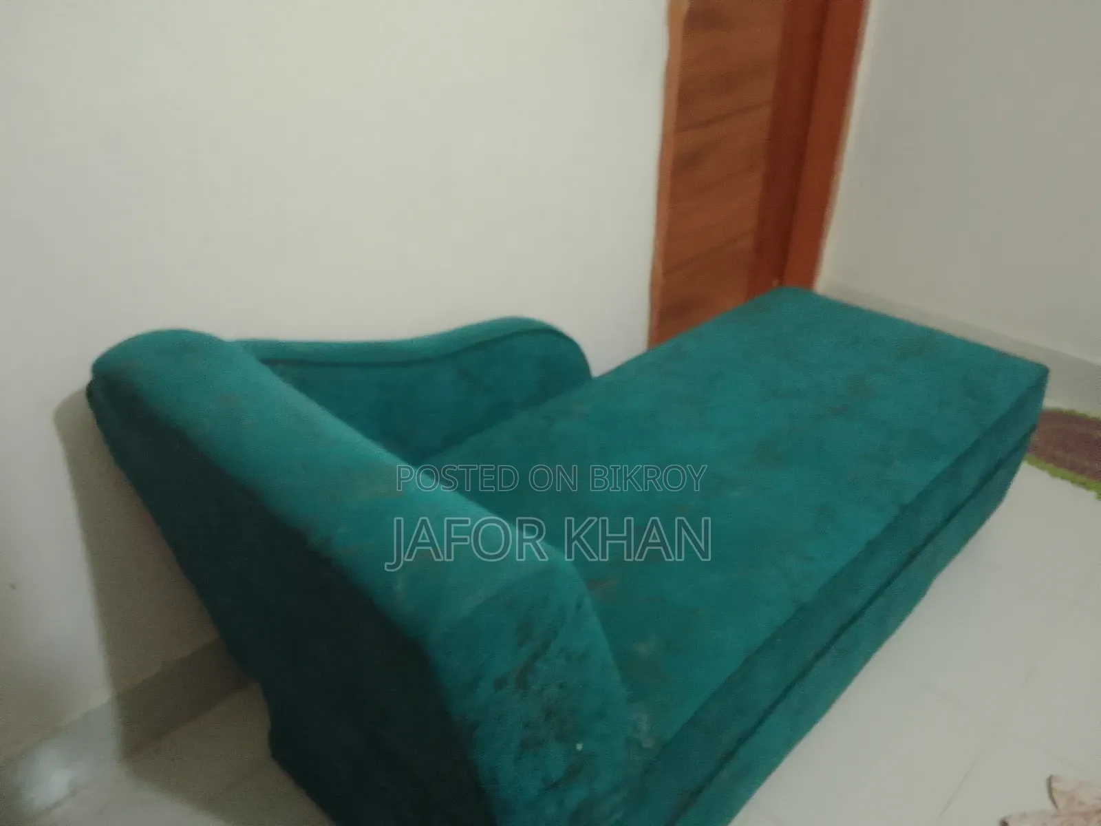 জরুরি টাকার প্রয়োজন তাই নতুন সোফা বিক্রি করব