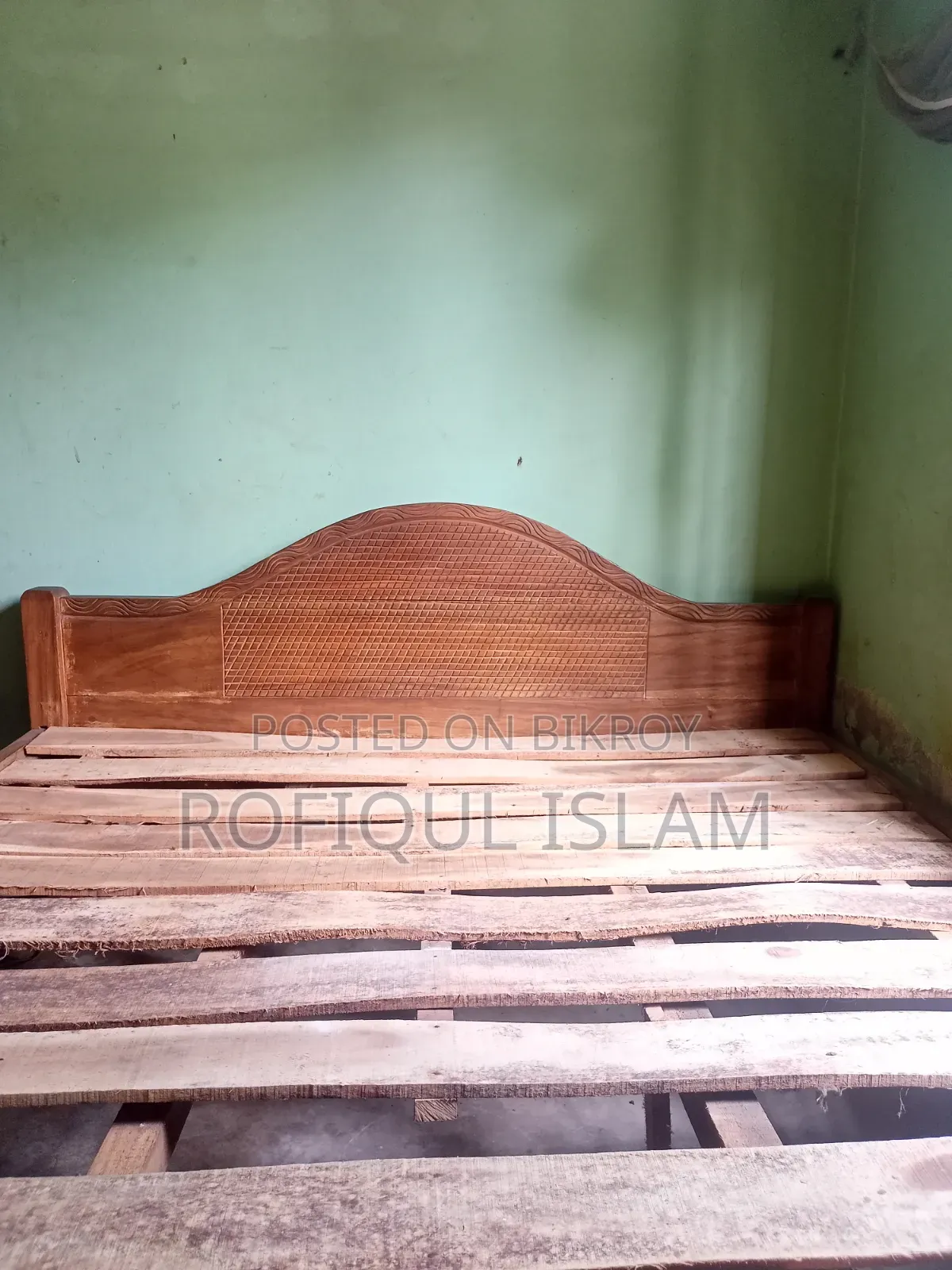 This is an old bed, the condition is just like new!