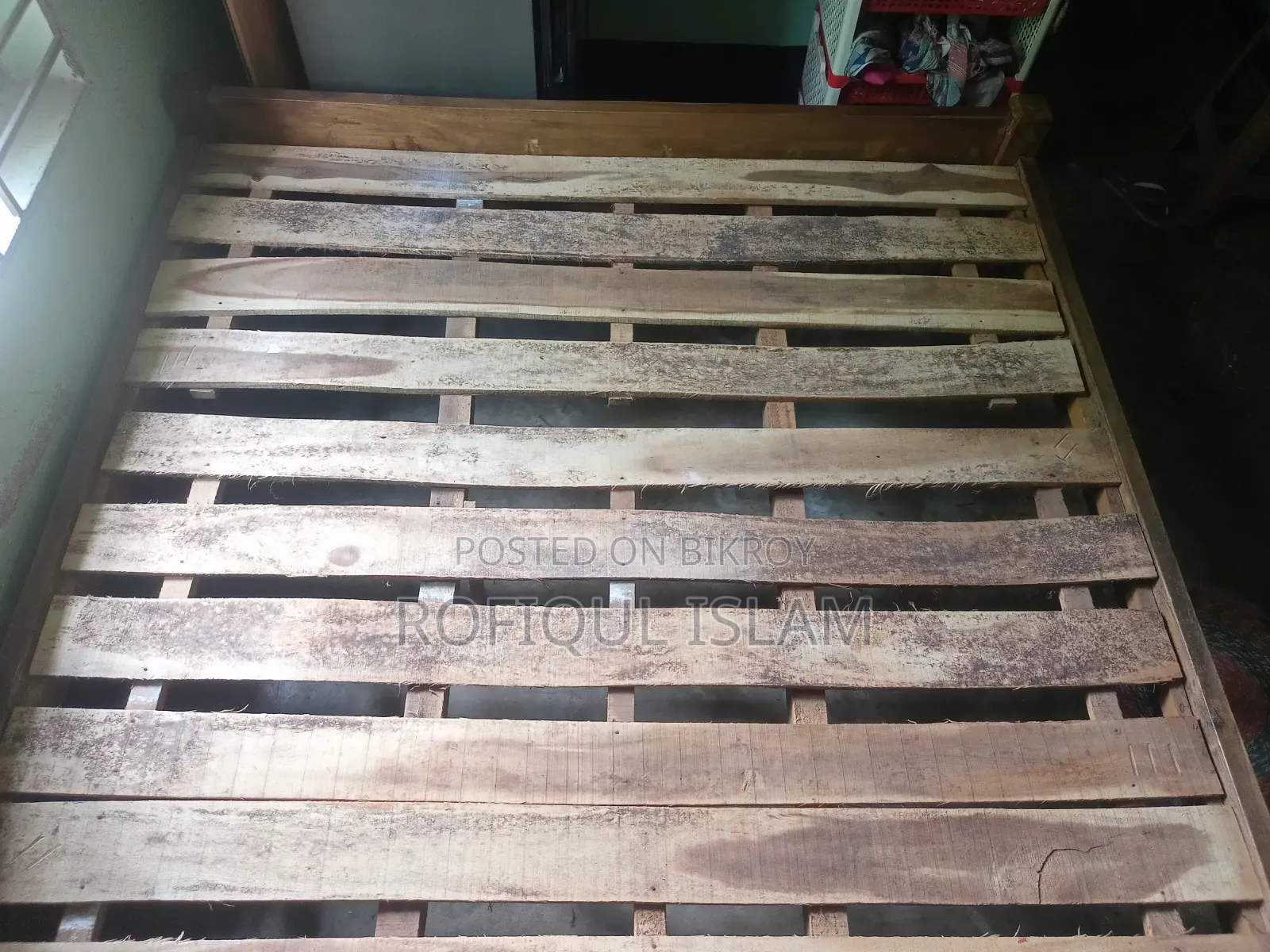This is an old bed, the condition is just like new!