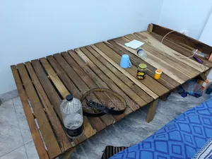 টেবিল,খাট,তোষক বিক্রি হবে