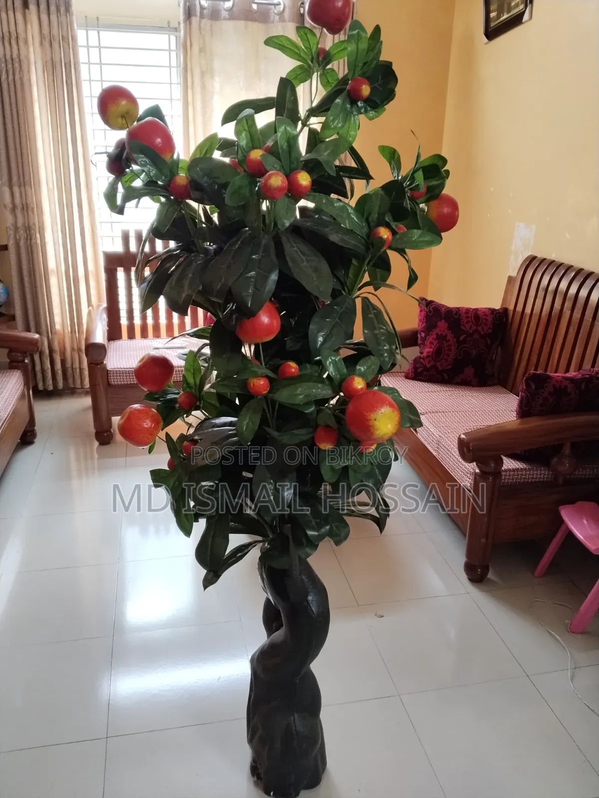 চায়নার তৈরি কৃত্রিম আপেল গাছ।
