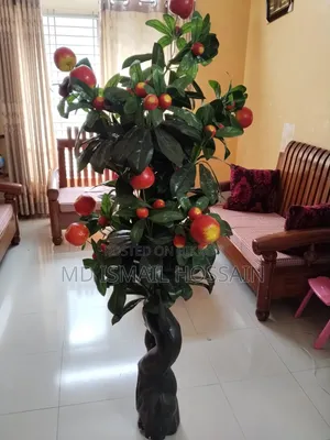 চায়নার তৈরি কৃত্রিম আপেল গাছ।