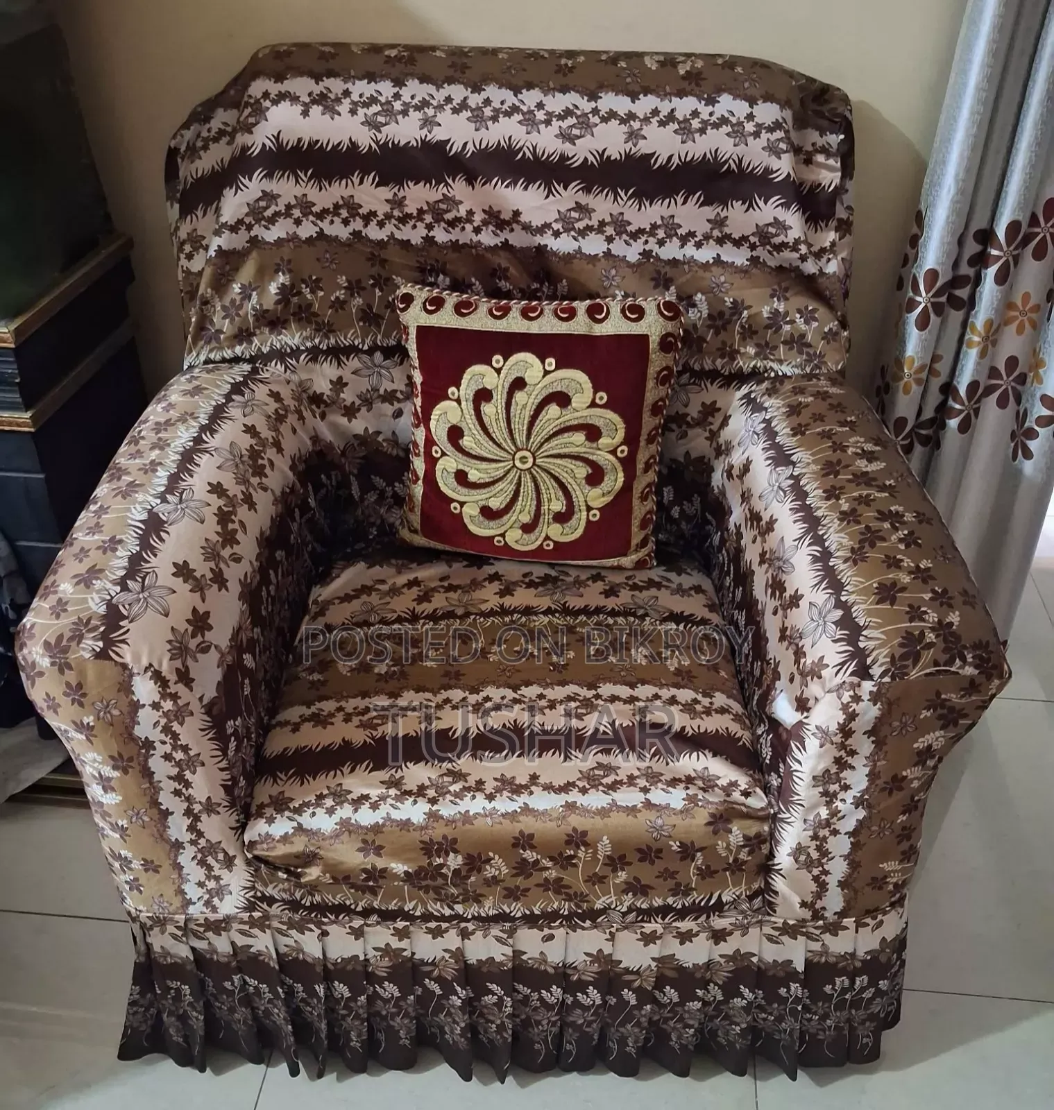 ৩টি সংযুক্ত সোফা এবং ২টি সিঙ্গেল সোফা