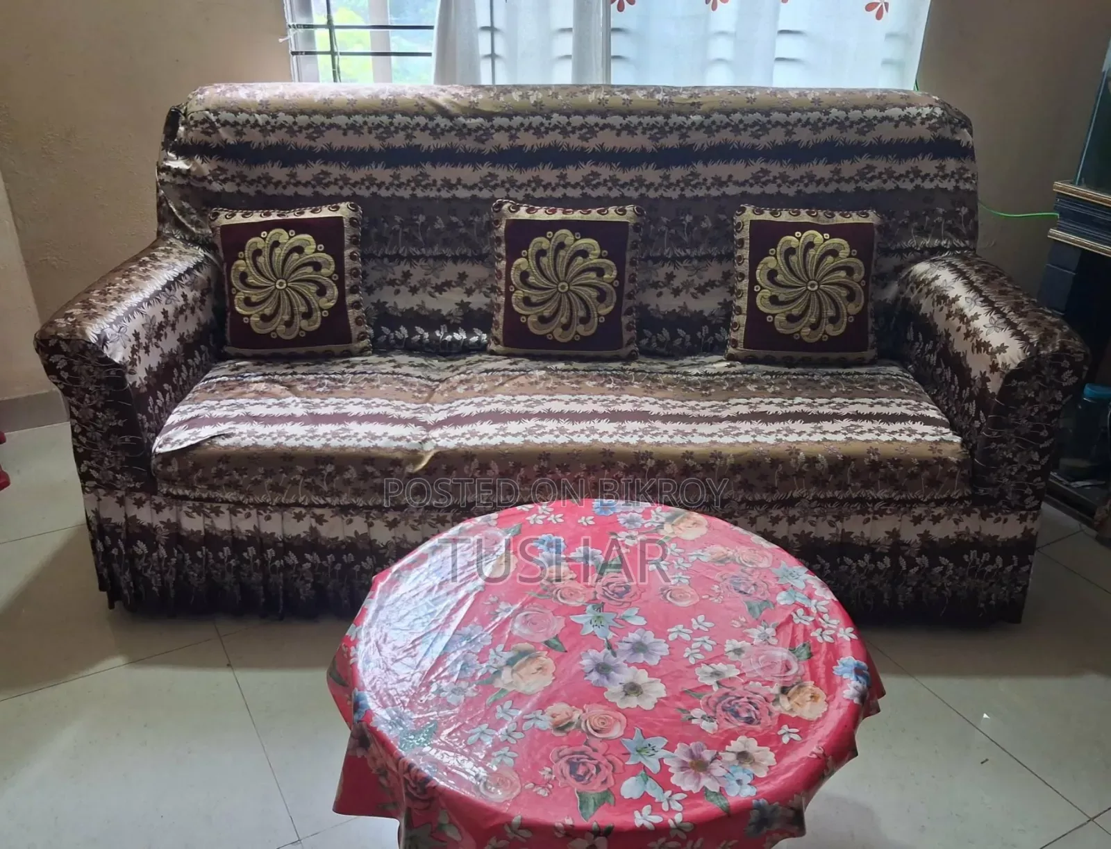 ৩টি সংযুক্ত সোফা এবং ২টি সিঙ্গেল সোফা
