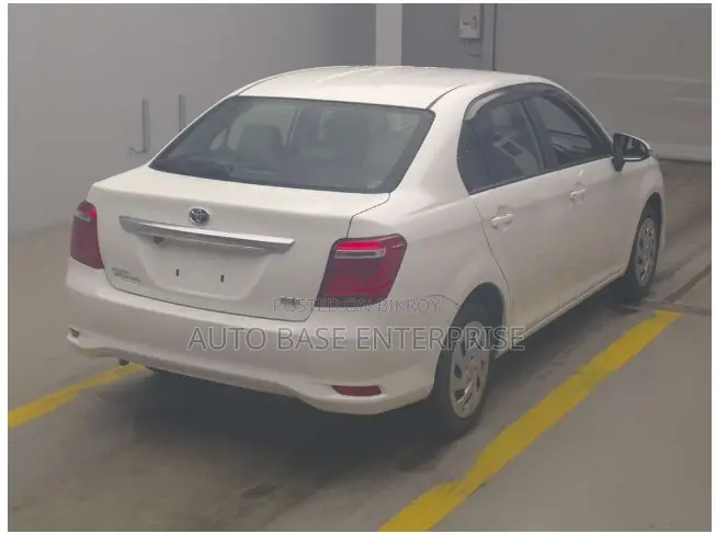 টয়োটা এক্সিও ২০২১ সাদা