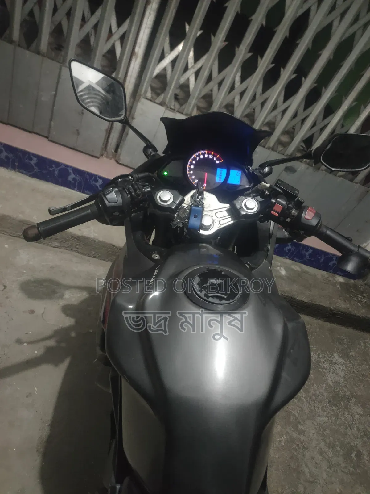 মোটরসাইকেল ২০১৮ ধূসর