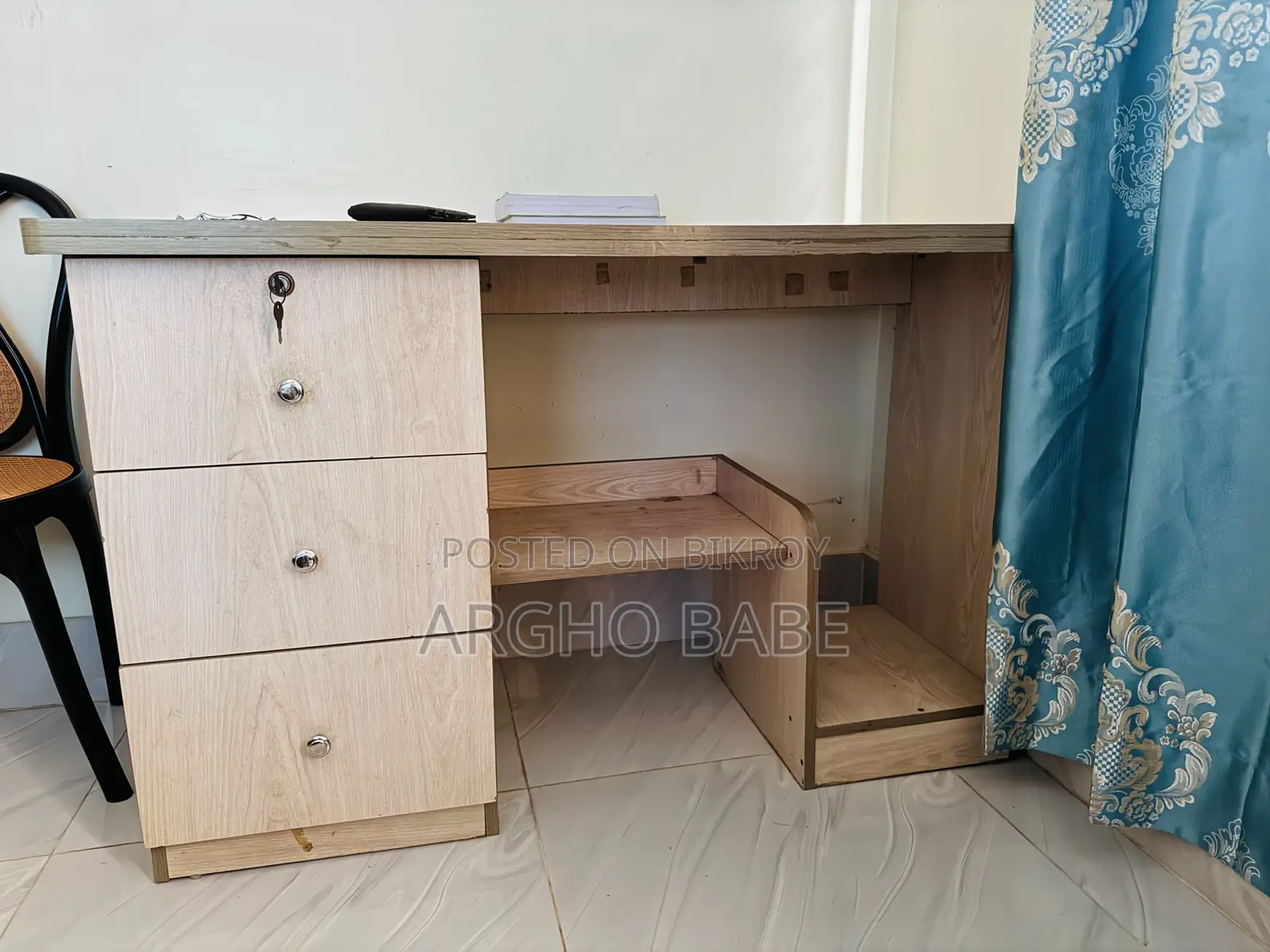 গেমিং এবং পড়ার টেবিল