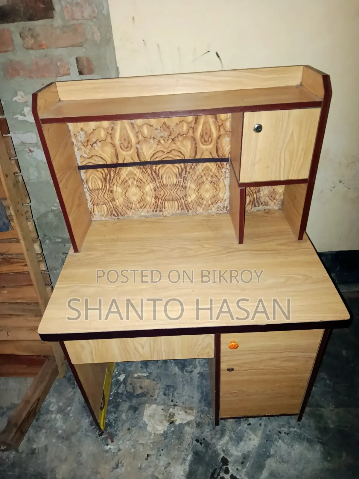 একটি টেবিল বিক্রি করা হবে