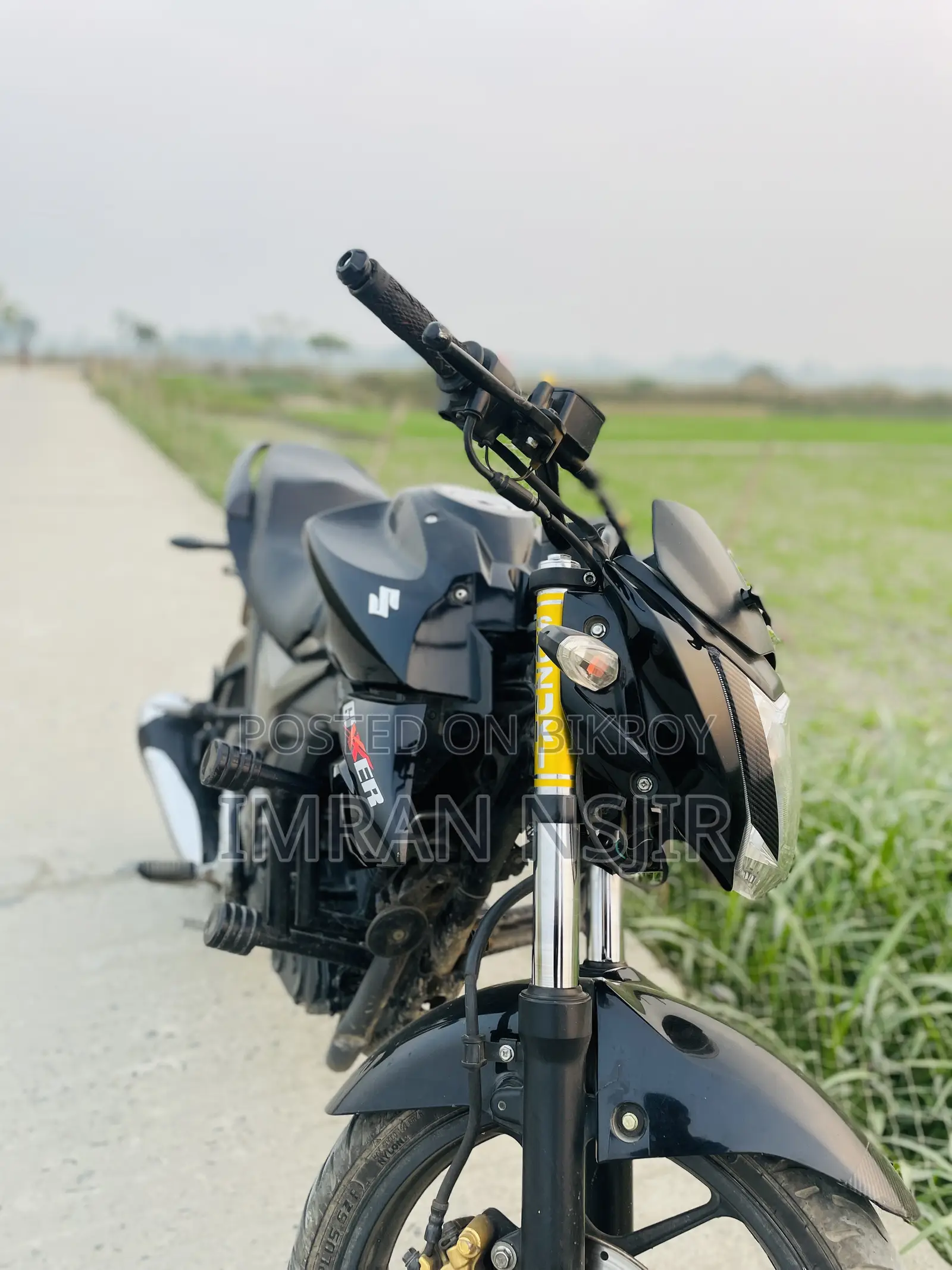 সুজুকি গিক্সার ২০২২ কালো
