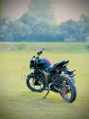 সুজুকি গিক্সার ২০২২ কালো