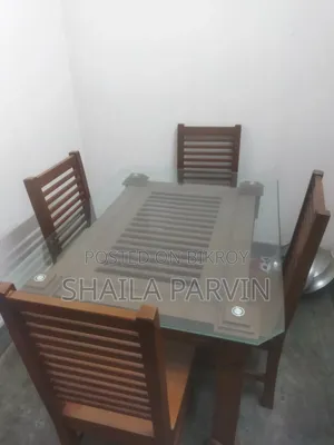 ডাইনিং টেবিল এবং ৪ চেয়ার, ৩ মাস ব্যবহৃত, বাসা ছোট তাই বিক্রি করব