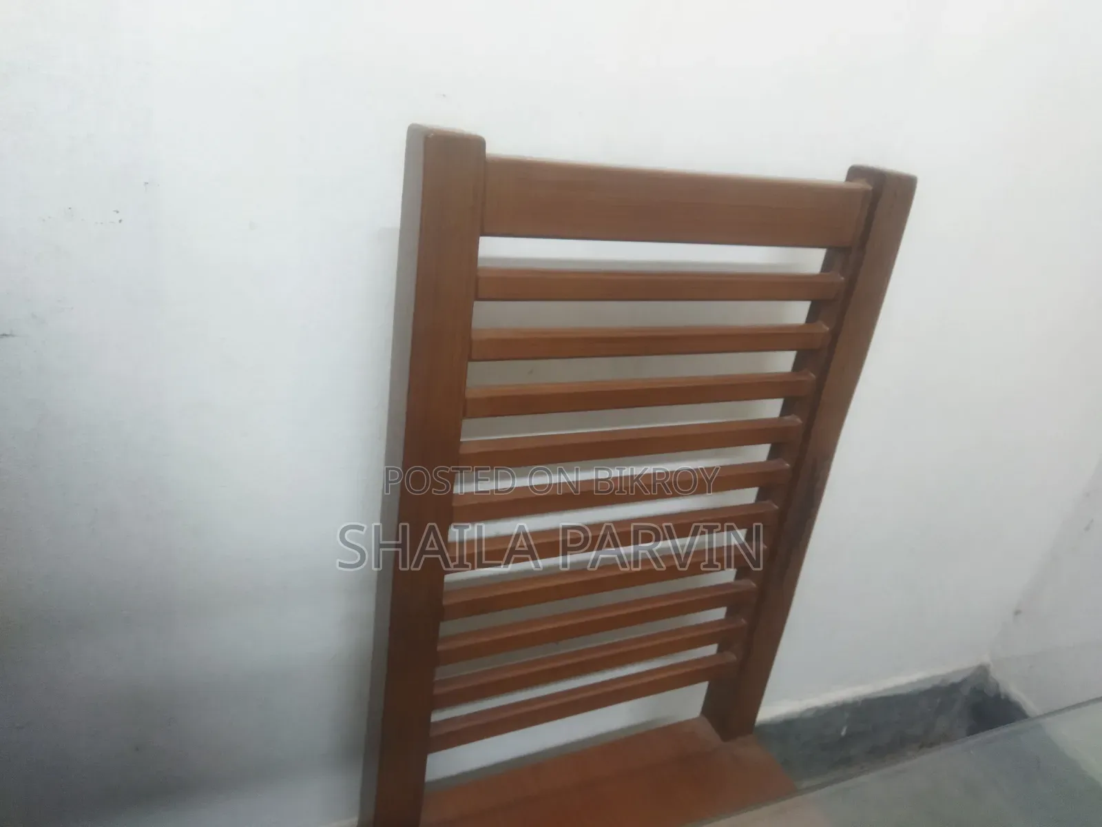 ডাইনিং টেবিল এবং ৪ চেয়ার, ৩ মাস ব্যবহৃত, বাসা ছোট তাই বিক্রি করব