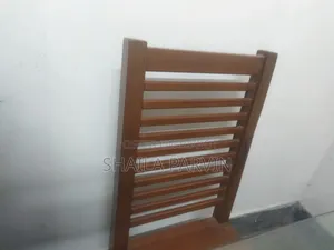 ডাইনিং টেবিল এবং ৪ চেয়ার, ৩ মাস ব্যবহৃত, বাসা ছোট তাই বিক্রি করব