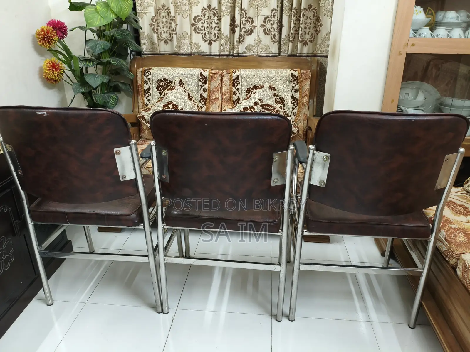 চেয়ার বিক্রি হবে, মোট তিনটি