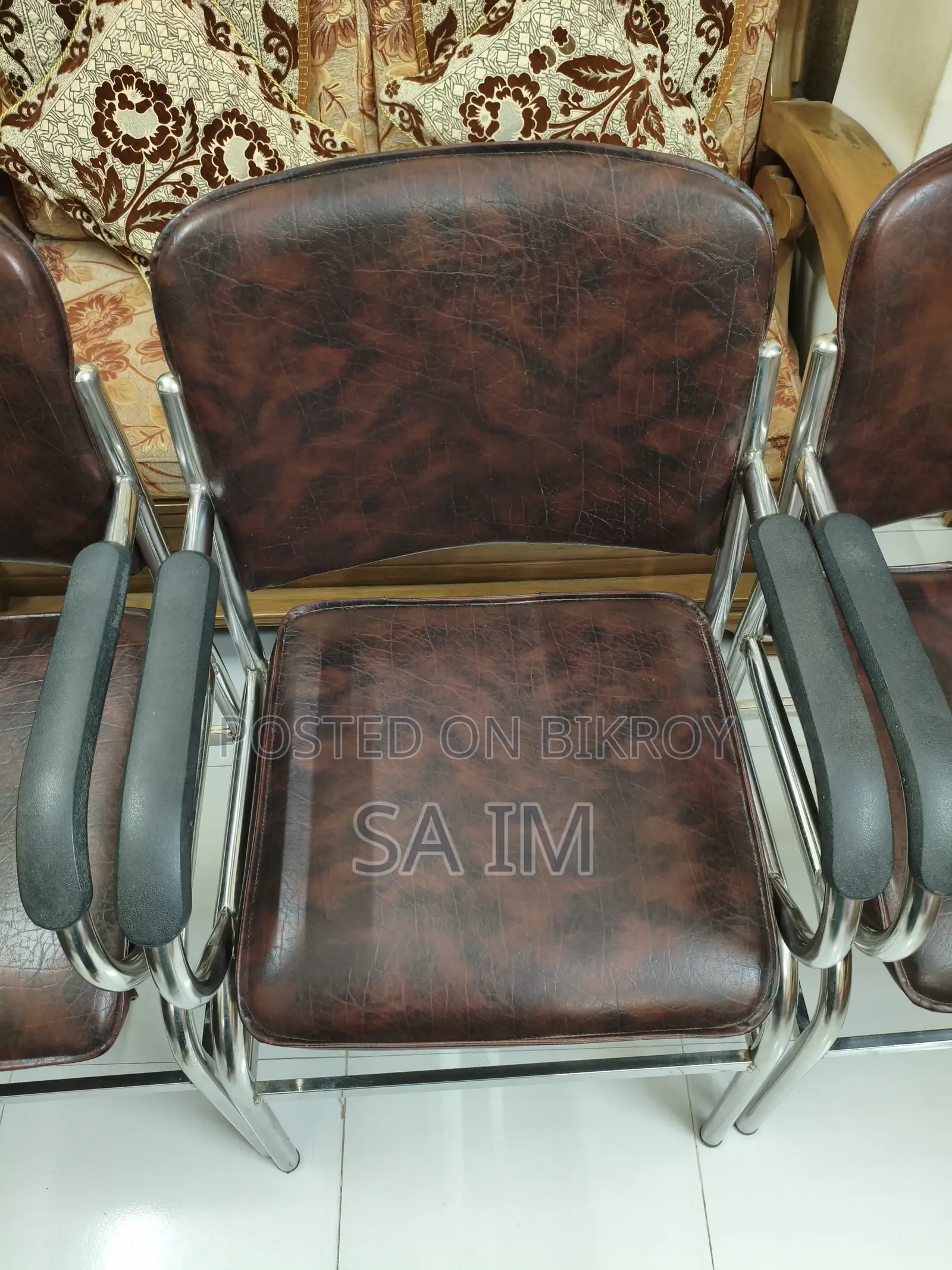 চেয়ার বিক্রি হবে, মোট তিনটি