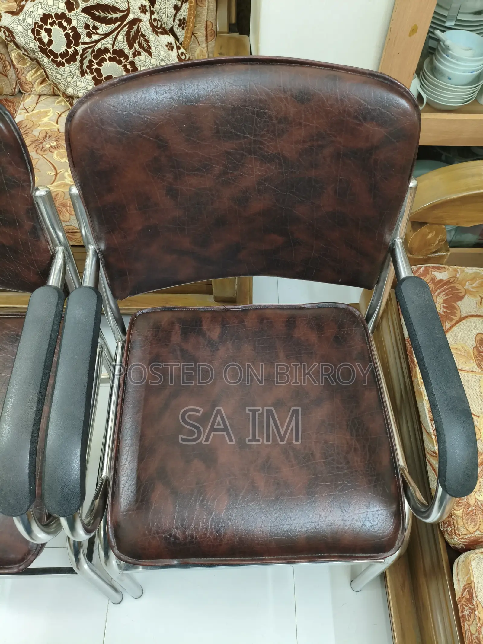 চেয়ার বিক্রি হবে, মোট তিনটি