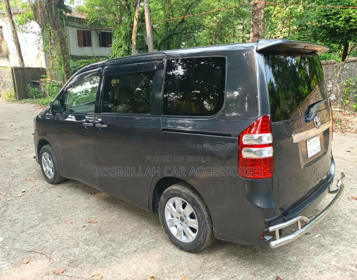 Toyota Noah 2.0 158hp AWD (8 Seater) 2012 Gray