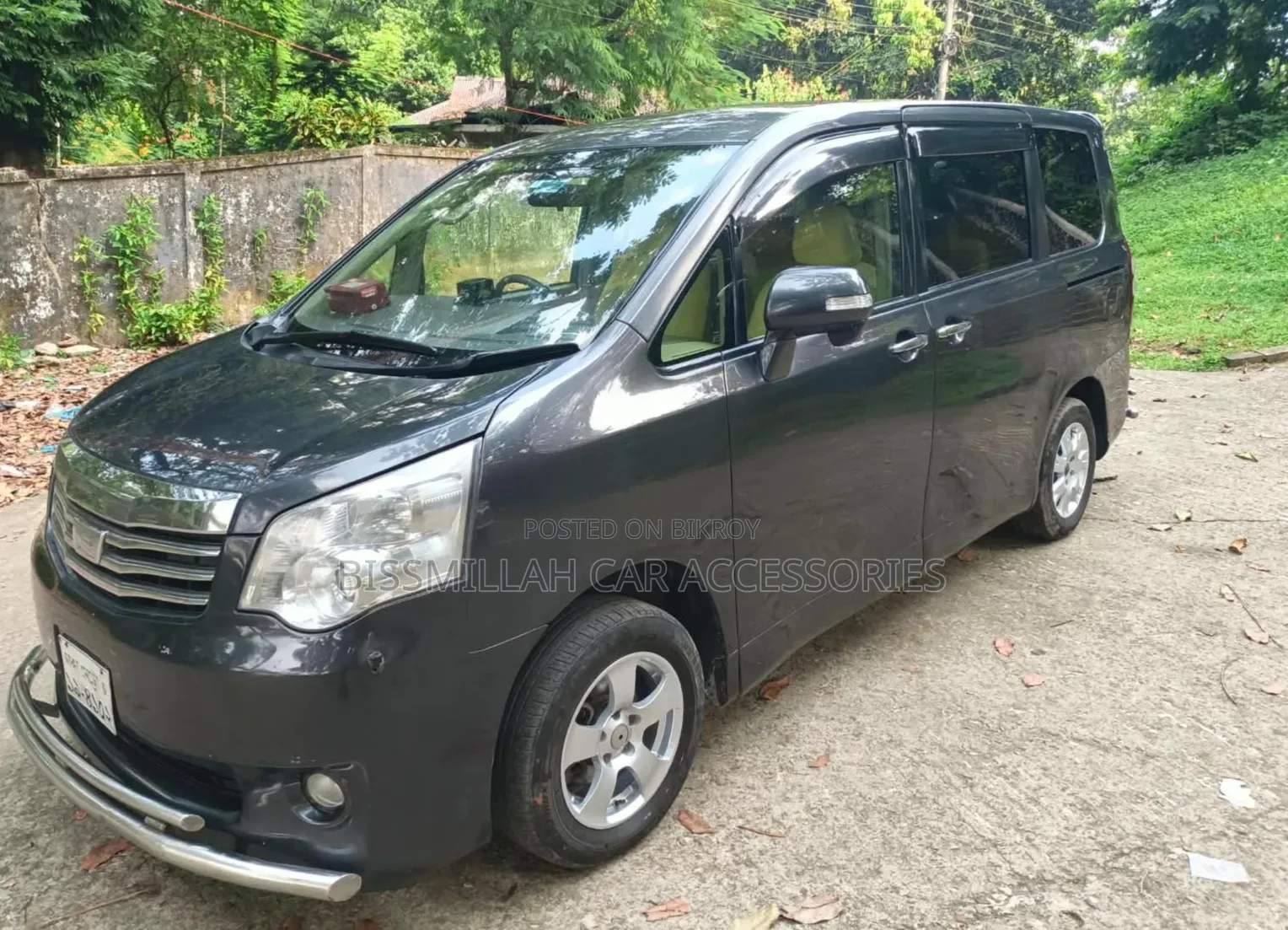 Toyota Noah 2.0 158hp AWD (8 Seater) 2012 Gray