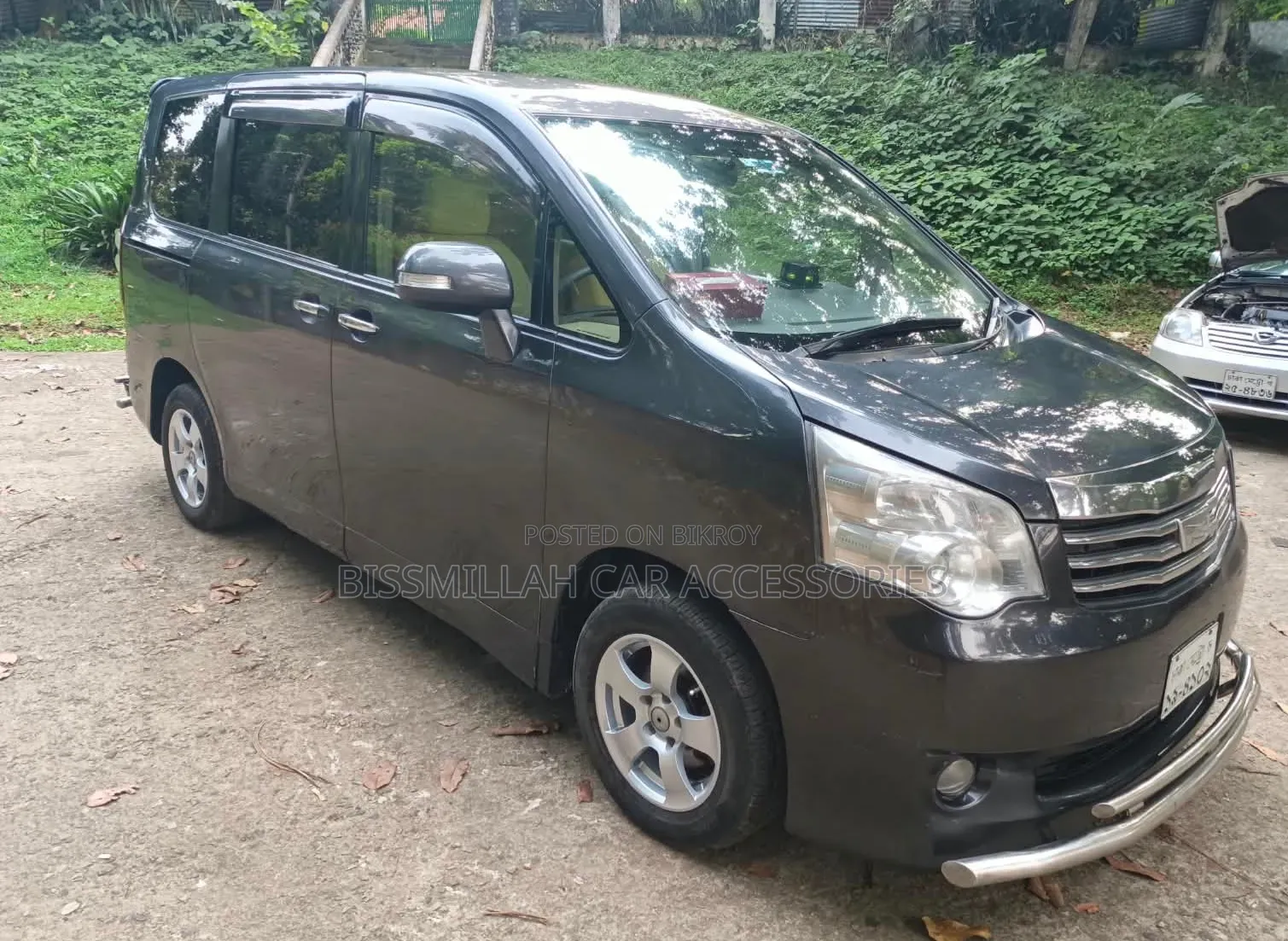 Toyota Noah 2.0 158hp AWD (8 Seater) 2012 Gray