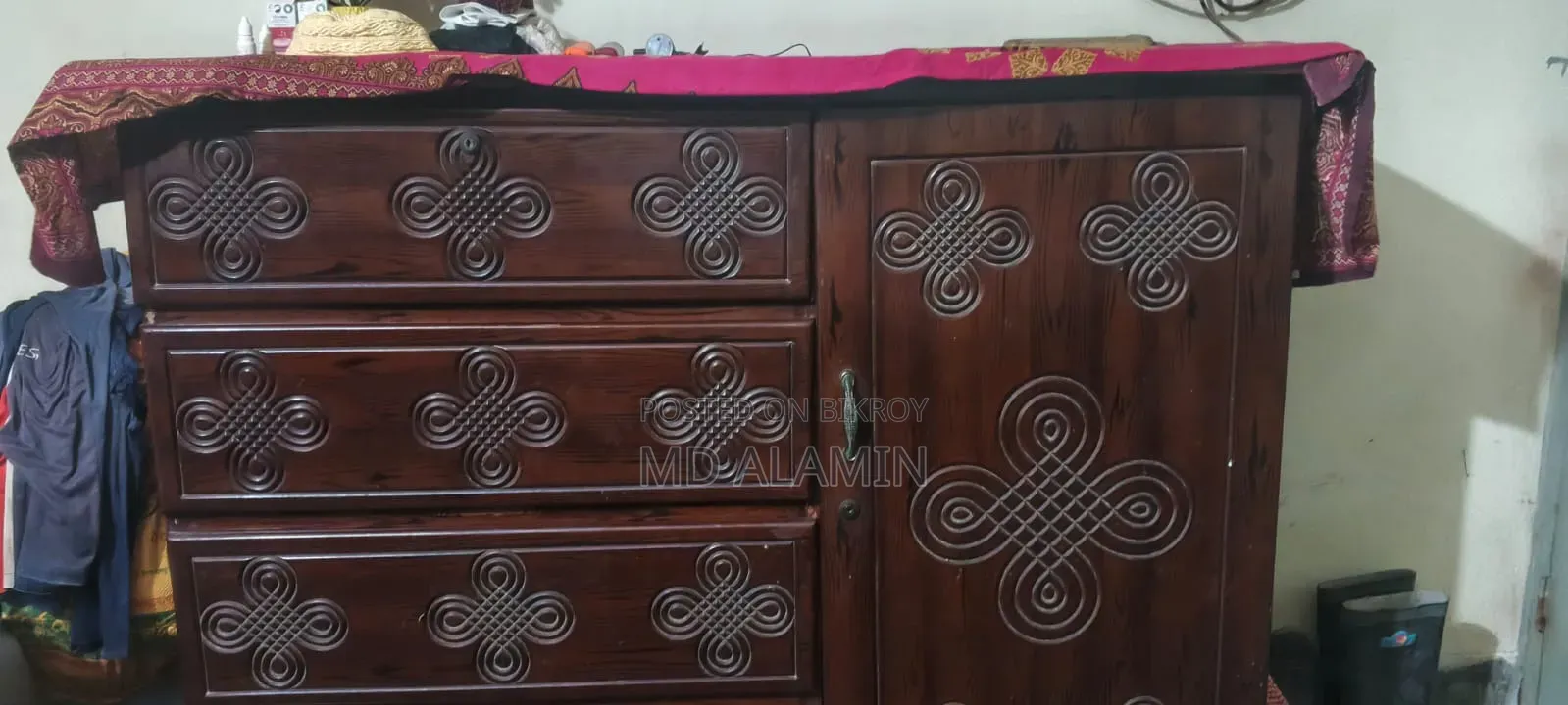 মালয়েশিয়ান কাঠের ওয়ারড্রব