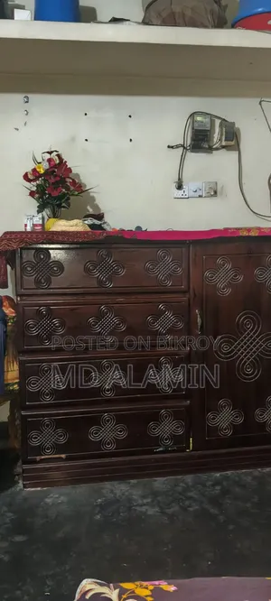 মালয়েশিয়ান কাঠের ওয়ারড্রব