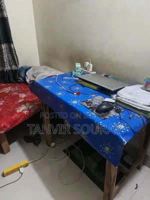 পড়ার টেবিল