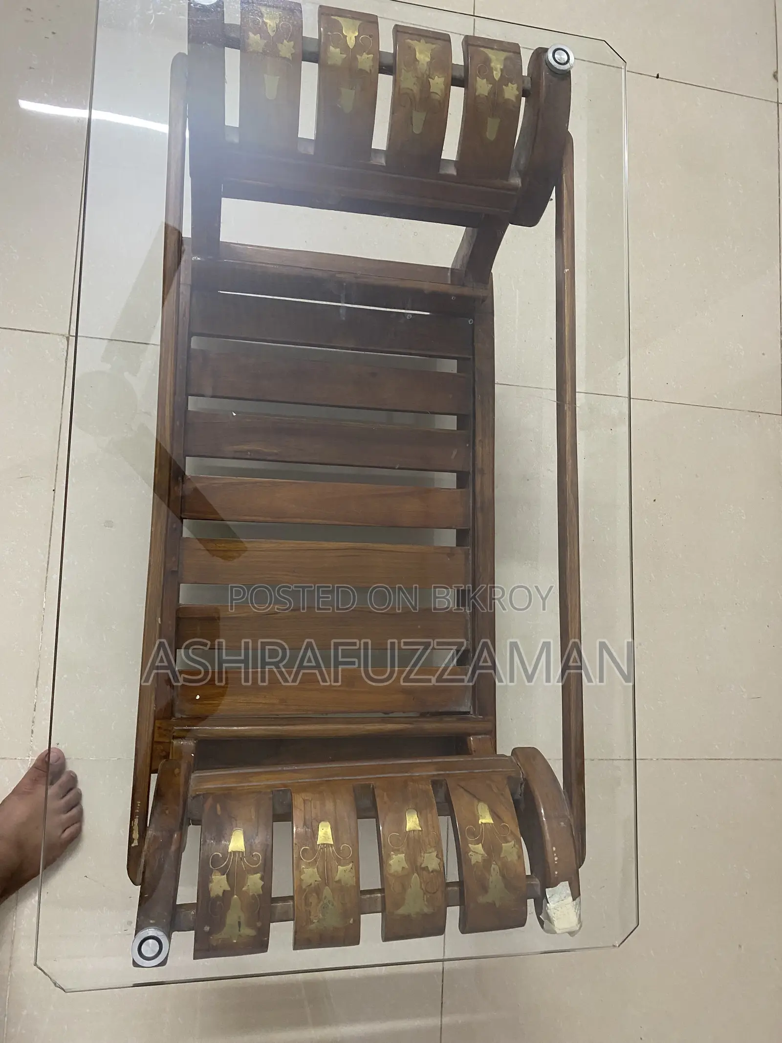 একটি অরিজিনাল সেগুন কাঠের গ্লাস ট্রি টেবিল বিক্রি হবে