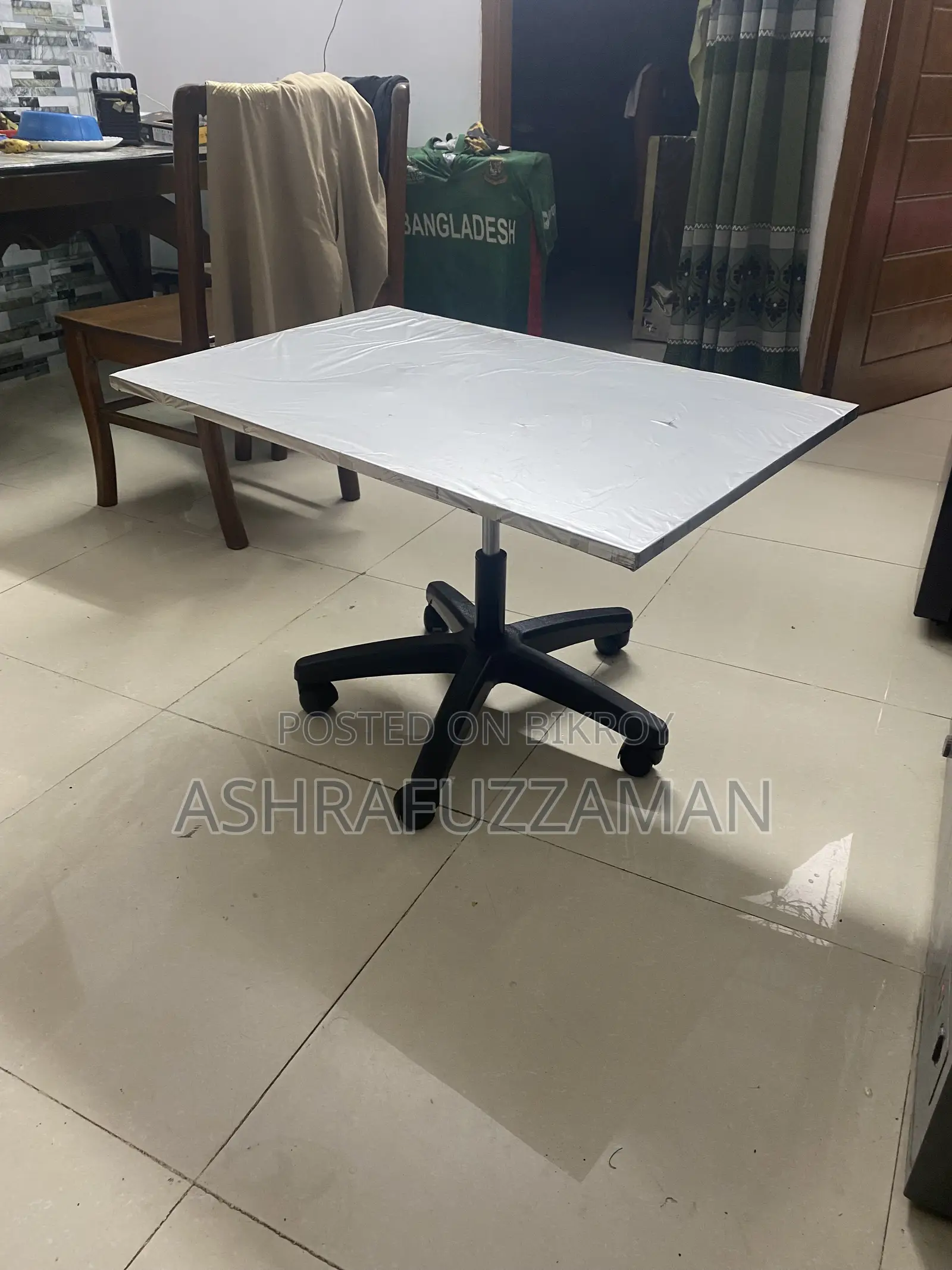 একটি কাস্টোমাইজ উন্নত মানের টি টেবিল