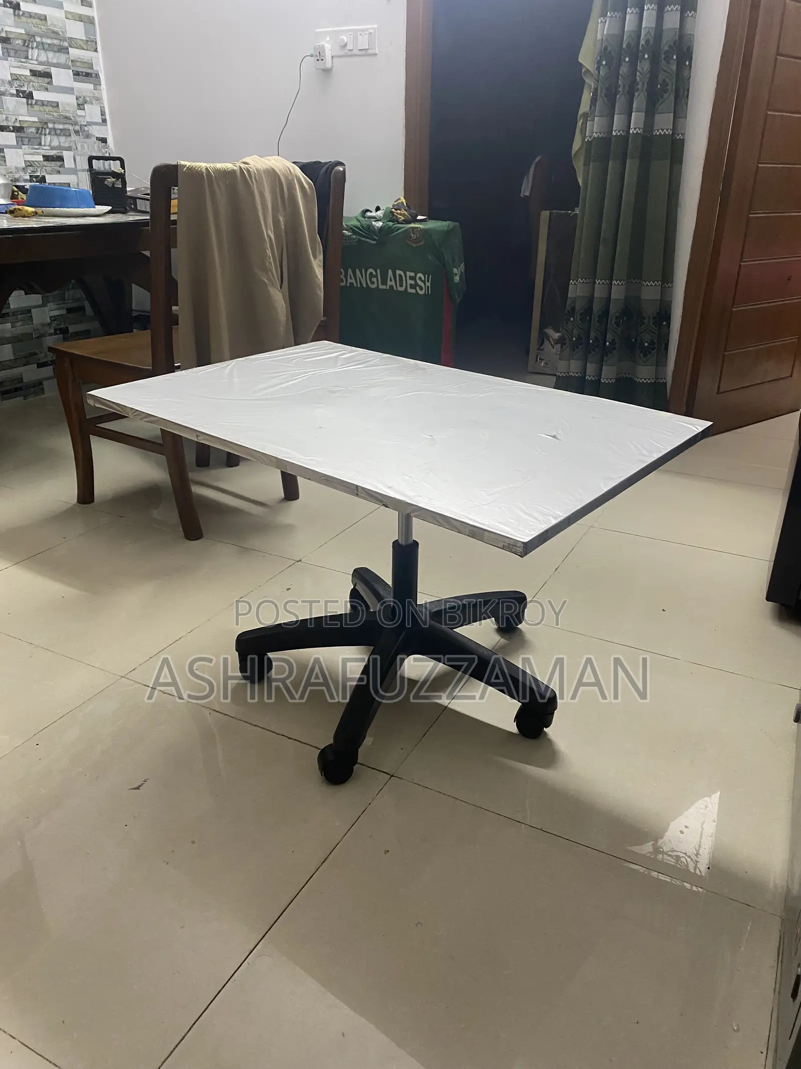 একটি কাস্টোমাইজ উন্নত মানের টি টেবিল