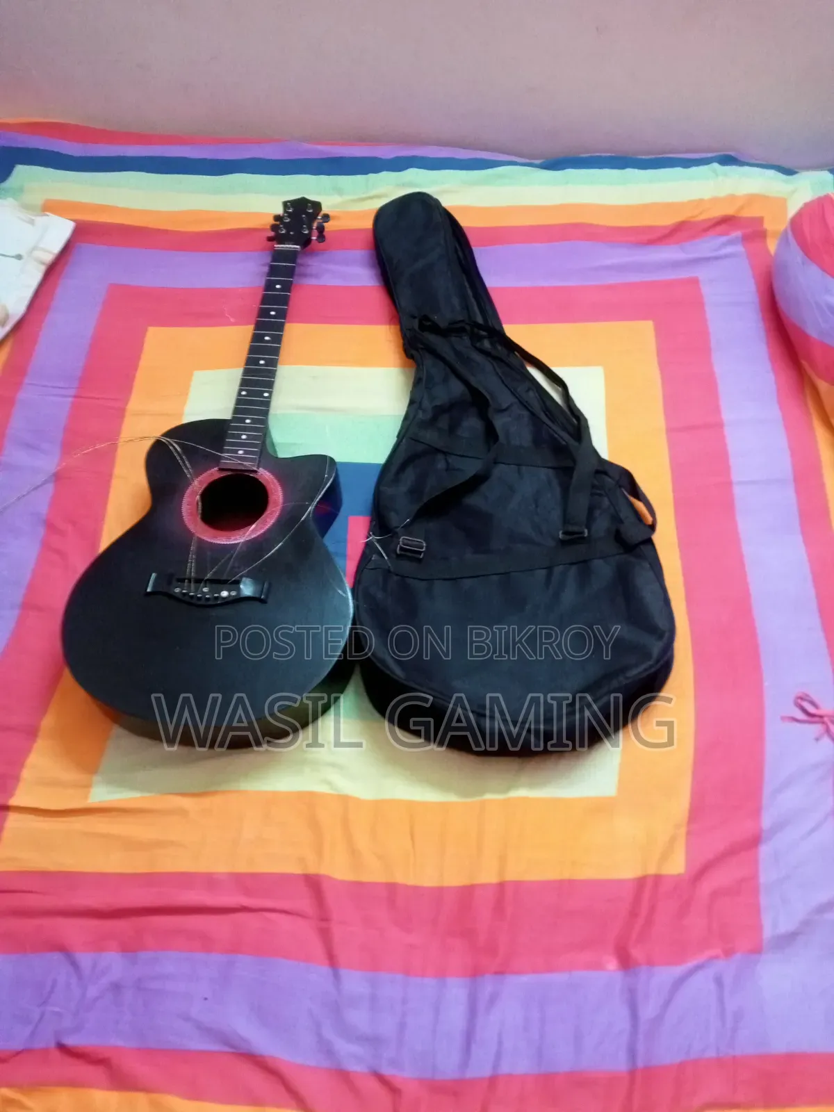 মনমোহিনী কালো অ্যাকুস্টিক গিটার ব্যাগসহ বিক্রি হবে |