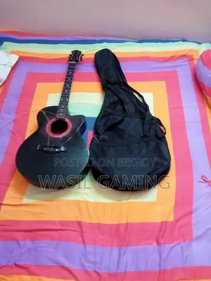 মনমোহিনী কালো অ্যাকুস্টিক গিটার ব্যাগসহ বিক্রি হবে |