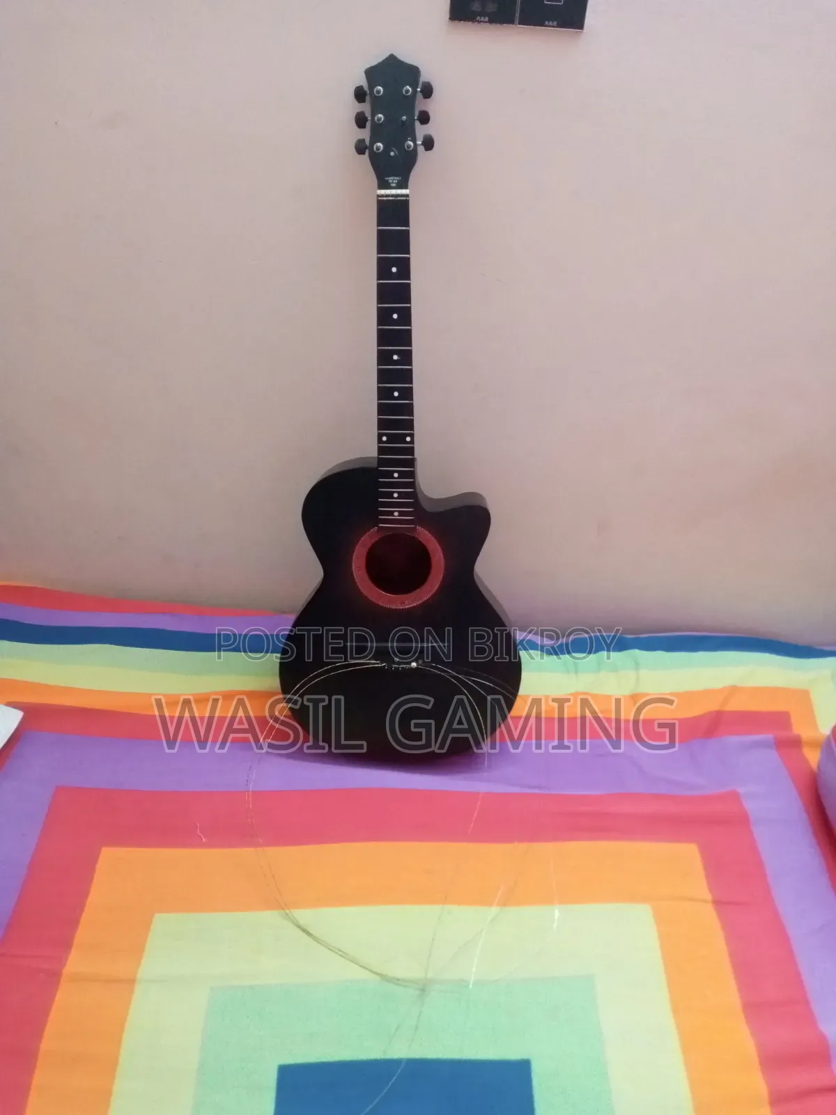 মনমোহিনী কালো অ্যাকুস্টিক গিটার ব্যাগসহ বিক্রি হবে |