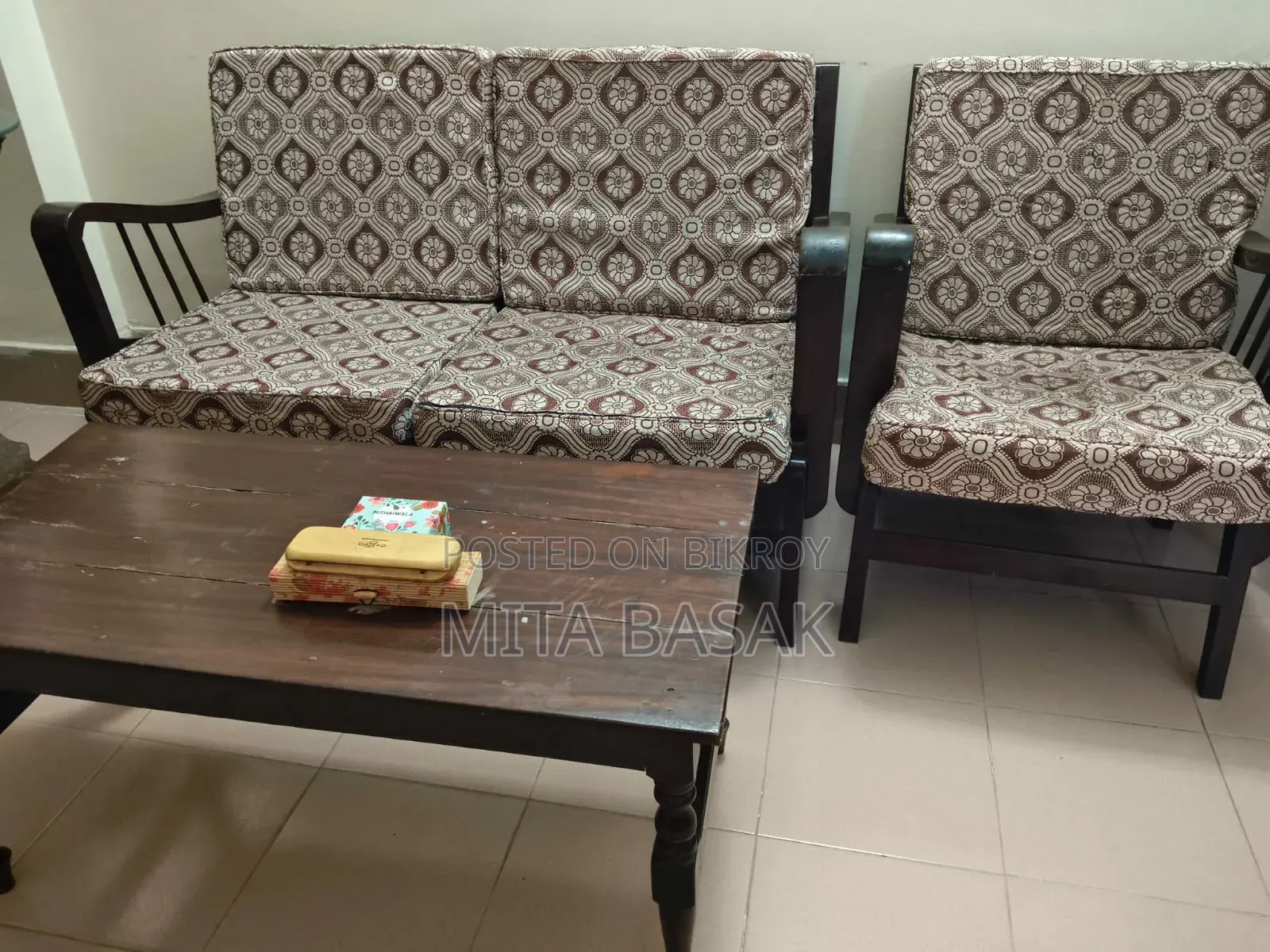 ফোম এবং সেন্টার টেবিল সহ কাঠের সোফা সেট